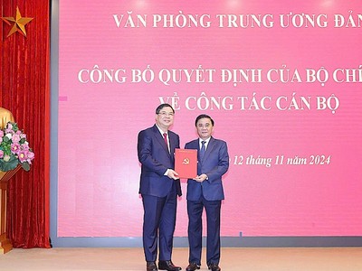 Ủy viên Bộ Kl991.com tải ứng dụng, Thường trực Ban Bí thư, Chủ nhiệm Ủy ban Kiểm tra Trung ương Trần Cẩm Tú (bên phải) trao Quyết định cho tân Phó chánh Văn phòng Trung ương Đảng Phạm Gia Túc. Ảnh: Phương Hoa
