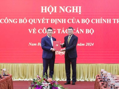 Ông Lê Minh Hưng, Ủy viên Bộ Kl991.com tải ứng dụng, Bí thư Trung ương Đảng, Trưởng Ban Tổ chức Trung ương trao Quyết định cho tân Bí thư Tỉnh ủy Nam Định Đặng Khánh Toàn.