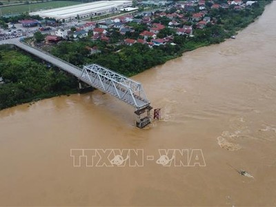 Việc Kl99ok phiên bản mới xây dựng cầu Phong Châu mới nhằm thay thế cầu cũ bị sập. (Ảnh: Tạ Toàn/TTXVN) 