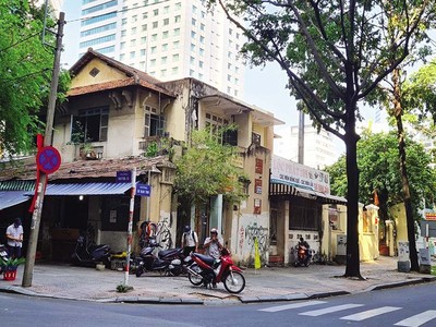 Khu “đất vàng” tại quận 1 (TP.HCM) đã được Tổng công ty Lương thực miền Nam (Vinafood 2) bán với giá rẻ, không qua đấu giá.