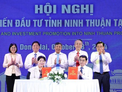 Đại diện Kl994 game bài casino hấp dẫn Travavina (ben trái) đã ký kết bản ghi nhớ với Sở Công thương tỉnh Ninh Thuận về nghiên cứu các dự án.