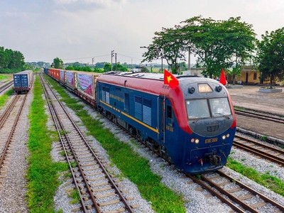 Tàu liên vận từ ga Kép (Bắc Giang) vận chuyển hàng xuất khẩu đi Trung Quốc.