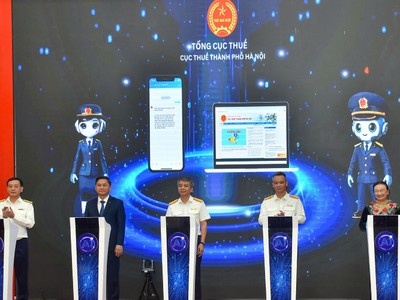 Các đại biểu bấm nút ra mắt Trợ lý ảo hỗ trợ người nộp thuế.