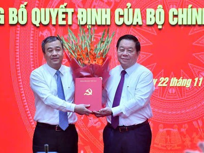Ông Nguyễn Trọng Nghĩa, Ủy viên Bộ Kl991.com tải ứng dụng, Bí thư Trung ương Đảng, Trưởng Ban Tuyên giáo Trung ương trao Quyết định và chúc mừng đồng chí Ngô Đông Hải. Ảnh: Đăng Khoa