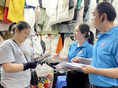 Cán bộ Kl99kl phiên bản hoạt động “đến từng ngõ,gõ từng nhà” tuyên truyền chính sách