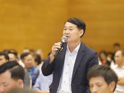 Ông Nguyễn Bá Tân, đại biểu đại diện Hội Nông dân, Hợp tác xã đặt câu hỏi trực tiếp tại Diễn đàn.