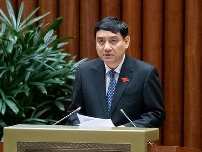 Ủy viên Ủy ban Thường vụ Quốc hội, Chủ nhiệm Ủy ban Văn hóa, Giáo dục của Quốc hội Nguyễn Đắc Vinh trình bày dự thảo Nghị quyết.