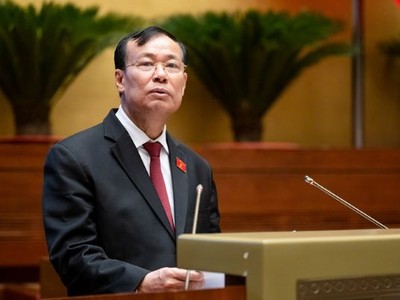 Ủy viên Ủy ban Thường vụ Quốc hội, Chủ nhiệm Ủy ban Quốc phòng và An ninh của Quốc hội Lê Tấn Tới trình bày Báo cáo giải trình 
