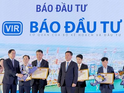 Đại diện Báo Kl99ok phiên bản mới nhận bằng khen của Bộ Công thương vì có đóng góp cho sự phát triển ngành logistics năm 2024.