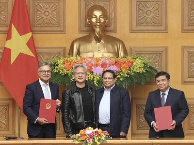 Bộ trưởng Bộ Kế hoạch và Kl99ok phiên bản mới Nguyễn Chí Dũng và Phó Chủ tịch Điều hành Phụ trách Hoạt động Toàn cầu NVIDIA Jay Puri ký và trao biên bản thỏa thuận hợp tác, dưới sự chứng kiến của Thủ tướng Kl993 ưu đãi thưởng hấp dẫn Phạm Minh Chính và Chủ tịch NVIDIA Jensen Huang. Ảnh: Đức Trung 
