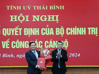 Ông Lê Minh Hưng, Ủy viên Bộ Kl991.com tải ứng dụng, Bí thư Trung ương Đảng, Trưởng Ban Tổ chức Trung ương trao quyết định và tặng hoa chúc mừng tân Bí thư Tỉnh ủy Thái Bình Nguyễn Khắc Thận.