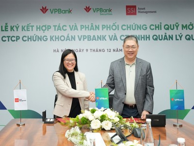 Ông Vũ Hữu Điền – Chủ tịch VPBankS và bà Nguyễn Ngọc Anh – Tổng giám đốc SSIAM tại lễ ký kết hợp tác 