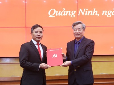 Ông Nguyễn Quang Dương, Ủy viên Trung ương Đảng, Phó Ban Tổ chức Trung ương, trao Quyết định cho ông Phạm Đức Ấn, Phó Bí thư Tỉnh ủy Quảng Ninh.