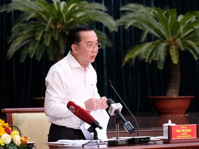 Ông Trần Thế Thuận, Giám đốc Sở Văn hoá và Thể thao TP.HCM trả lời chất vấn. Ảnh: Trọng Tín.