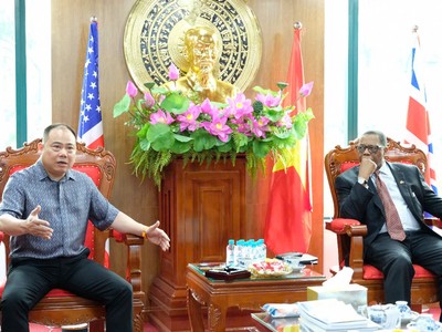 Ông Trương Đình Hải -Chủ tịch HĐQT Kl994 game bài casino hấp dẫn Ngân Tín trao đổi với ông Don Williams tại buổi làm việc