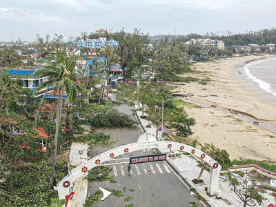 Bãi biển khu 2 Đồ Sơn hoang tàn sau bão số 3