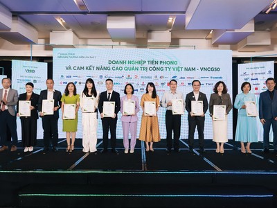 Đại diện VINARE (thứ tư từ phải sang) đón nhận danh hiệu Kl991.com World Cup 2026 Chính Thức niêm yết có điểm quản trị công ty tốt nhất Việt Nam năm 2024