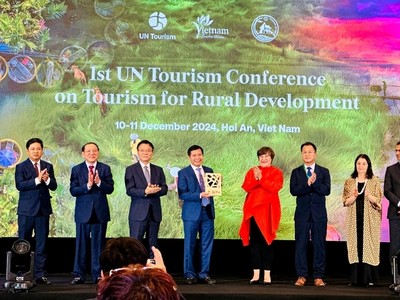 Tổ chức Du lịch Liên Hợp Quốc (UN Tourism) đã trao danh hiệu Làng du lịch tốt nhất cho làng rau Trà Quế (Hội An, Quảng Nam).
