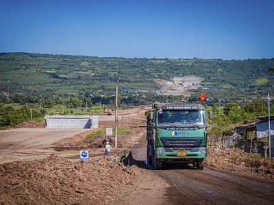 Các luật mới đi vào thực hiện được kỳ vọng sẽ tạo đột phá cho Kl99ok phiên bản mới. Trong ảnh: Kl994 game bài casino hấp dẫn Đèo Cả thi công dự án Chí Thạnh - Vân Phong. Ảnh: Đức Thanh 