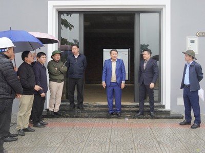 Quyền Chủ tịch UBND tỉnh Quảng Trị Hà Sỹ Đồng (ở giữa) kiểm tra tại hạng mục Nhà ở Trang Chủ KL99Com Số 1 Link Đăng Ký KL999 tại dự án Khu đô thị thương mại - dịch vụ Nam Đông Hà 