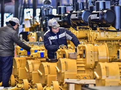 Công nhân làm việc trên dây chuyền lắp ráp Kl994 nhà cái bóng đá world cup máy xúc tại một nhà máy ở tỉnh Sơn Đông, miền đông Trung Quốc. Ảnh: AFP