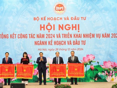  Thủ tướng Kl993 ưu đãi thưởng hấp dẫn Phạm Minh Chính chúc mừng các đơn vị thuộc Bộ Kế hoạch và Kl99ok phiên bản mới được nhận Cờ Thi đua của Kl993 ưu đãi thưởng hấp dẫn - Ảnh: Đức Thanh