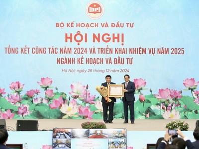 Trao Huân chương Lao động hạng Nhất cho Bộ trưởng Nguyễn Chí Dũng 