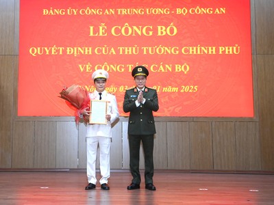 Tân Thứ trưởng Bộ Công an Đặng Hồng Đức nhận Quyết định.