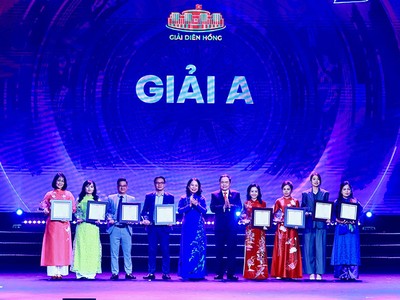 Chủ tịch Quốc hội Trần Thanh Mẫn và Phó chủ tịch nước Võ Thị Ánh Xuân trao giải và chúc mừng các tác giả, nhóm tác giả đoạt Giải A. Ảnh: Chí Cường 