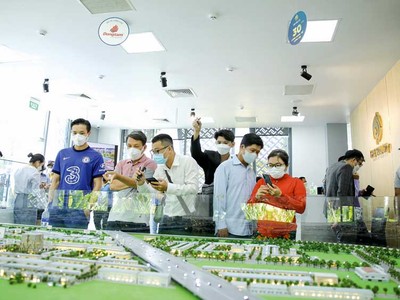 Chi phí Kl99ok phiên bản mới cao, nên vẫn khó giảm giá nhà trong năm 2025. Trong ảnh: Khách hàng tham dự buổi mở bán Dự án The Sol City 