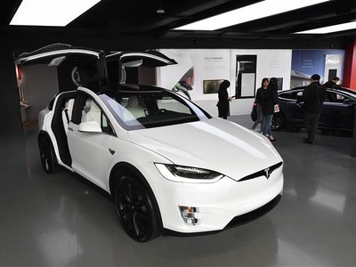 Mẫu ô tô của hãng Tesla được bày bán tại cửa hàng ở Los Angeles, California, Mỹ. Ảnh: AFP/ TTXVN