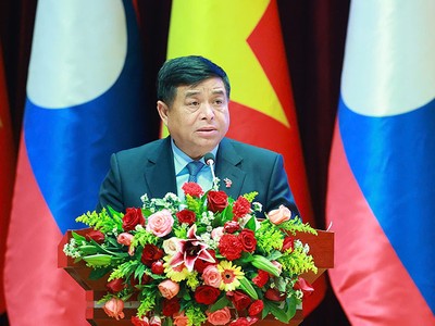 Bộ trưởng Bộ Kế hoạch và Kl99ok phiên bản mới Nguyễn Chí Dũng, Chủ tịch Ủy ban hợp tác Việt Nam - Lào. Ảnh: MPI