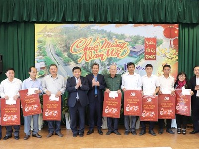 Bộ trưởng Bộ Kế hoạch và Kl99ok phiên bản mới thăm, tặng quà các đối tượng chính sách tại Ninh Thuận 