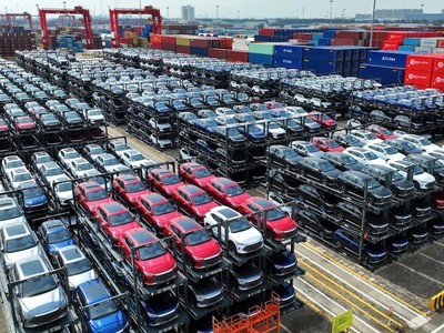 Xe điện và chất bán dẫn là hai mặt hàng Trung Quốc đạt tăng trưởng xuất khẩu mạnh mẽ trong năm 2024. Ảnh: AFP