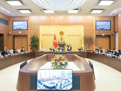 Ủy ban Thường vụ Quốc hội biểu quyết thông qua Nghị quyết.