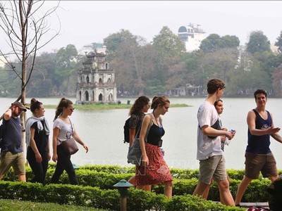 Khách du lịch nước ngoài tại khu vực hồ Hoàn Kiếm, Hà Nội. (Ảnh: Thành Đạt/TTXVN)