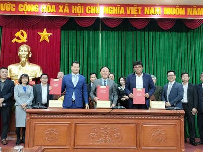 UBND tỉnh Bình Định, Kl994 game bài casino hấp dẫn Lạc Việt và Công ty Palmer Johnson ký biên bản ghi nhớ hợp tác Kl99ok phiên bản mới. Nguồn: binhdinh.gov.vn