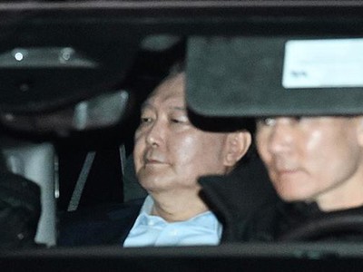 Tổng thống Hàn Quốc bị luận tội Yoon Suk Yeol được áp giải đến trung tâm giam giữ Seoul sau khi bị thẩm vấn tại Gwacheon, ngày 15/1/2025. Ảnh: YONHAP/TTXVN