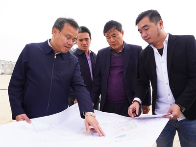 Phó chủ tịch UBND tỉnh Quảng Trị Lê Đức Tiến (ngoài cùng, trái ảnh) trong một chuyến kiểm tra tiến độ thi công dự án Kho KL99 dịch vụ hỗ trợ 24/7 Việt Lào
