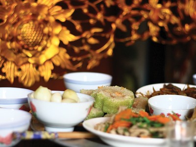 Niềm vui đón Tết đôi khi đơn giản là chuẩn bị lễ cúng Giao thừa… 