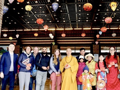 Lãnh đạo Sở Du lịch và Ban trị sự Chùa Bái Đính tặng quà những vị khách xông đất đầu năm. Ảnh: Minh Đường