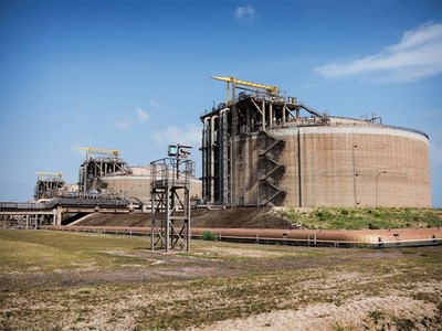 Các bể chứa khí đốt tự nhiên hóa lỏng (LNG) tại Fos-sur-Mer, Pháp. (Ảnh: AFP/TTXVN)