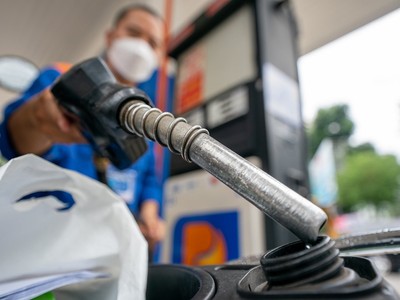 Giá dầu giảm gần 1.000 đồng mỗi lít 