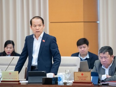 Chủ nhiệm Uỷ ban Kl992 Tham Gia Ngay Hoàng Thanh Tùng phát biểu tại phiên họp. 