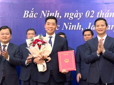 Lãnh đạo tỉnh Bắc Ninh trao chứng nhận đăng ký Kl99ok phiên bản mới cho Samsung Display vào những ngày đầu năm mới 2025