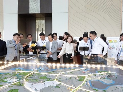 Các nhà Kl99ok phiên bản mới xem sa bàn Đồ án quy hoạch chung TP. Thủ Đức, TP.HCM - Ảnh: Lê Minh