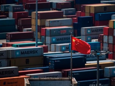 Container được tập kết tại cảng nước sâu Dương Sơn, Thượng Hải, Trung Quốc. Ảnh: AFP