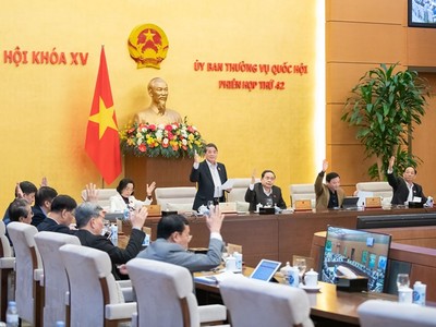 Ủy ban Thường vụ Quốc hội thông qua Nghị quyết. 
