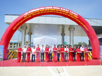 Các đại biểu thực hiện nghi thức cắt băng thông xe 