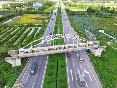 Một cầu 99Kl.app khuyến mãi hot trên tuyến 99Kl.app khuyến mãi hot Yên Viên - Phả Lại - Hạ Long - Cái Lân thi công dở dang từ năm 2012